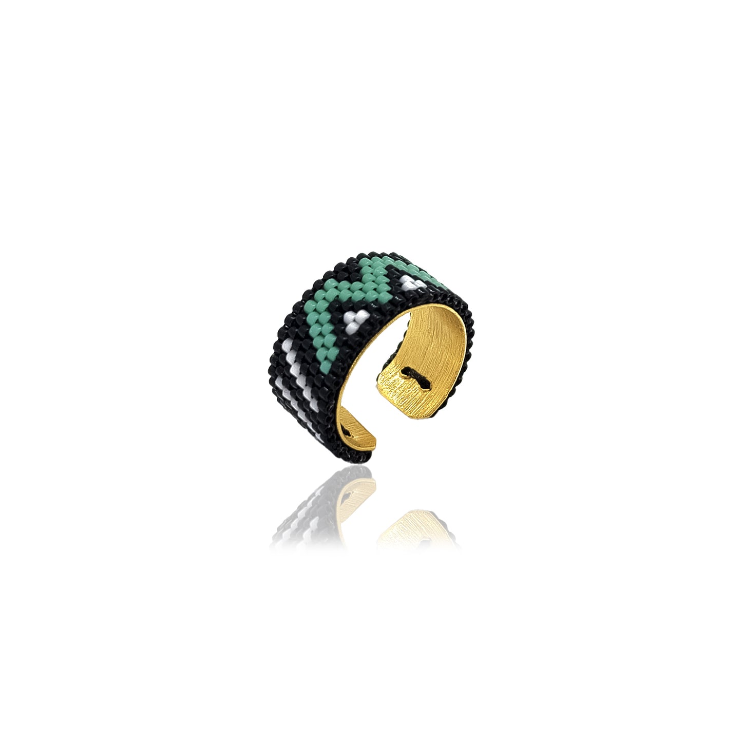 Bague réglable plaqué or et tissée à la main avec des perles Miyuki noires, blanche et vert menthe. 